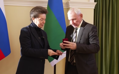 Глава ХМАО Комарова специально слетала в Москву, чтобы наградить первого губернатора региона Филипенко