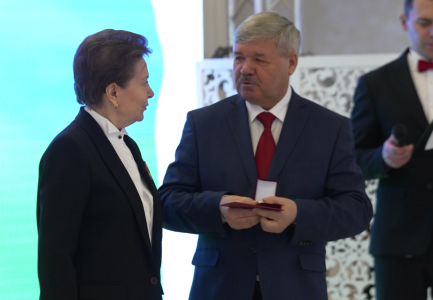 Глава ХМАО Комарова наградила своего бывшего шефа