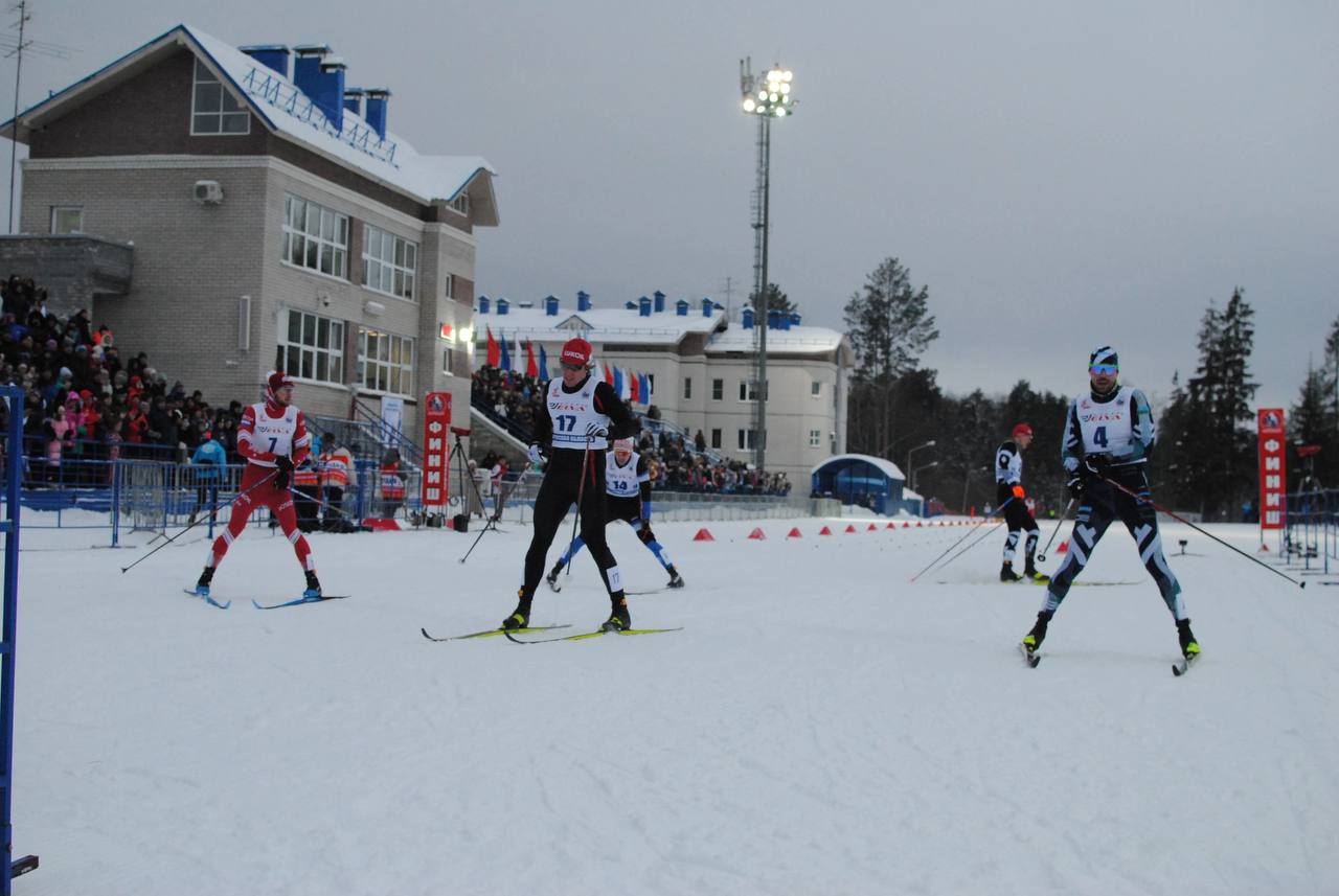 Большунов наехал на лыжи Устюгова и выиграл спринт на этапе Кубка России в Кирово-Чепецке