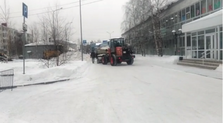 Перед визитом губернатора ХМАО Комаровой в Югорск власти расчищают город от снега
