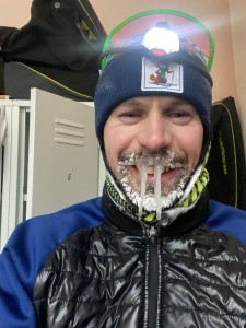 «Хотите, покажу моржа?» Олимпийский чемпион из ХМАО Устюгов продемонстрировал сосульки под носом после тренировки на морозе