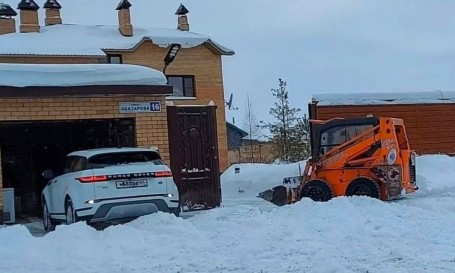 В ХМАО мэр, которого жители заподозрили в использовании городской техники для очистки своего двора от снега, сделал заявление