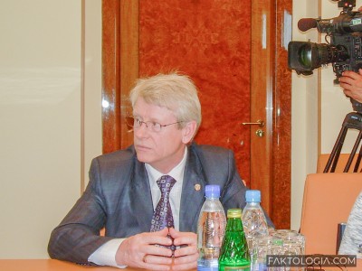 Пресс-секретарь первого губернатора ХМАО припомнил Комаровой её обещание построить роддом в Ханты-Мансийске