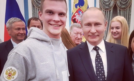 Помощник губернатора ХМАО Комаровой, против которого возбуждено уголовное дело о мошенничестве, удалил из соцсетей фото с Путиным