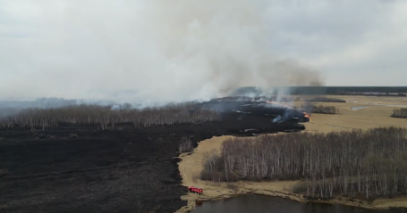 В ХМАО несколько суток не могут потушить ландшафтный пожар, который подошел к одному из поселков