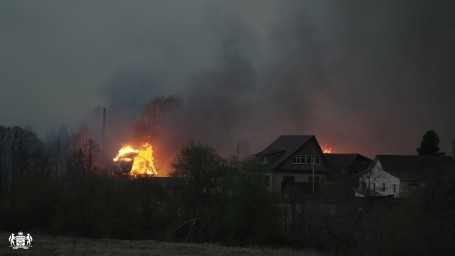 В Тюменской области из-за лесного пожара горят жилые дома в селе Успенка