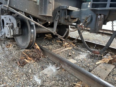 В ХМАО гружёные щебнем вагоны сошли с рельсов