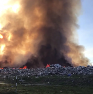 В ХМАО после пожара тлеет крупный мусорный полигон, находящийся вблизи жилого поселка