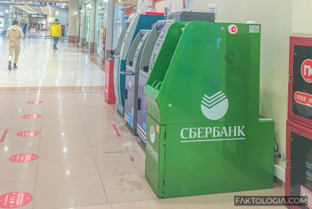 Банки России перестали принимать доллары и евро через банкоматы
