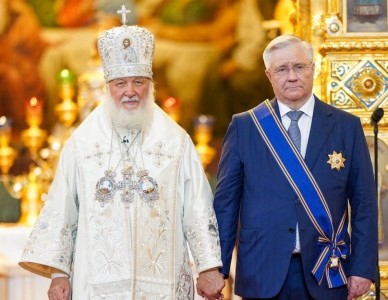 Патриарх Кирилл наградил главу «Сургутнефтегаза» Богданова и освятил яблоки