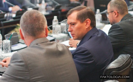 Заместитель губернатора ХМАО Ислаев и его подчиненные прогуляли заседание окружной думы, где обсуждались вопросы по их профилю
