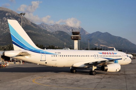 Самолет авиакомпании «Ямал» попал в болтанку из-за двух мегалайнеров «Emirates»