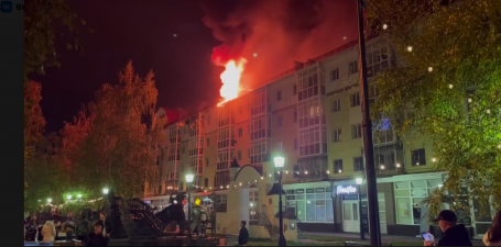 В Тобольске шесть часов тушили пожар в многоквартирном доме, один человек в реанимации