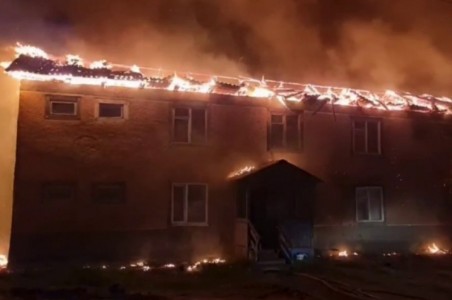 Бастрыкин заинтересовался обстоятельствами пожара в аварийном доме в ЯНАО, в котором погибло двое детей