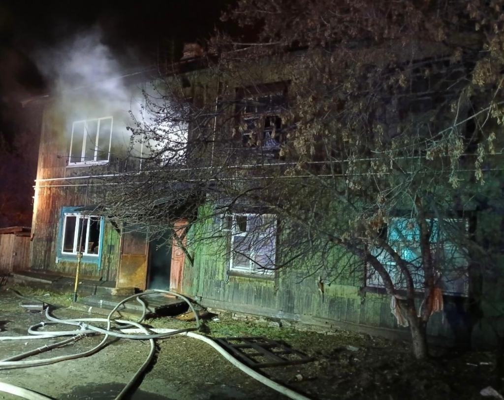 После пожара в жилом доме в Тюменской области, в котором погибли трое детей, задержали соседку