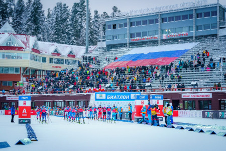 В Ханты-Мансийске на этапе Кубка России по биатлону прикрыли флагом страны пустующие места на трибунах