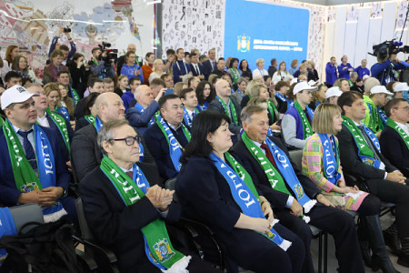 Губернатор ХМАО Комарова вывезла на выставку в Москву делегацию из 300 человек, в том числе чиновников и мэров