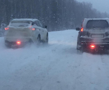 Жители столицы ХМАО жалуются, что региональные дороги после снегопада никто не чистит