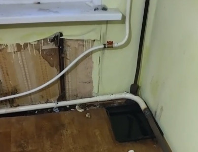 В ХМАО после коммунальной аварии на теплосетях у жителей затопило квартиры из-за лопнувших батарей