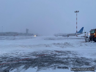 Снегопад осложнил работу аэропорта Екатеринбурга