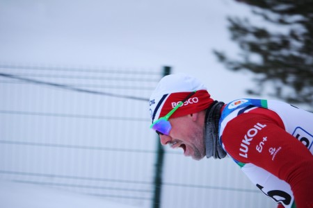 Устюгов проиграл Большунову и еще 24 лыжникам в масс-старте на этапе Кубка России в Тюмени