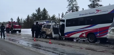 В ХМАО в результате ДТП с пассажирской «Газелью» погибли три человека, еще 13 – пострадали