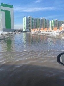 В городе ХМАО, мэр которого отмечен за высокий профессионализм, талыми водами топит целую улицу