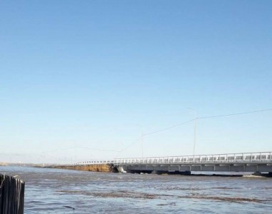 У тюменского губернатора Моора в результате паводка размыло подъезд к новому мосту