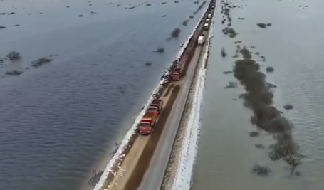 Пик половодья на реке Ишим в Абатском районе, где под угрозой подтопления федеральная трасса, ожидается в течение суток