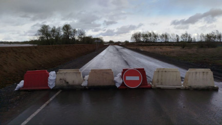 Вода подступила к деревням Тюменской области, подтапливая дороги и размывая мосты