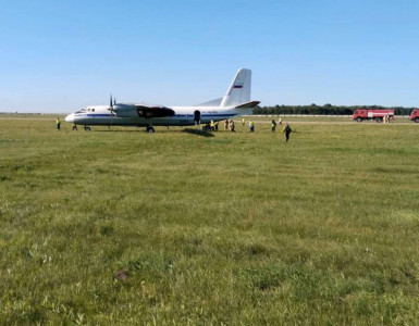 Самолёт Ан-24 выкатился за пределы взлетно-посадочной полосы в тюменском аэропорту Рощино