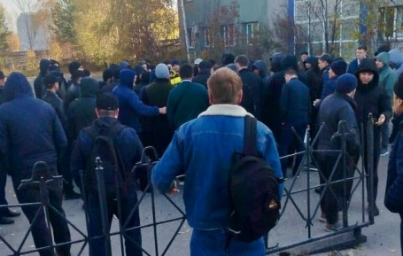 Работники «Сургутнефтегаза» в ХМАО устроили митинг из-за низкой оплаты труда и вынужденной покупки запчастей
