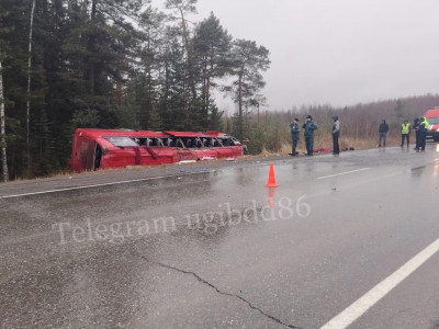 В ХМАО перевернулся пассажирский автобус, погибли два человека