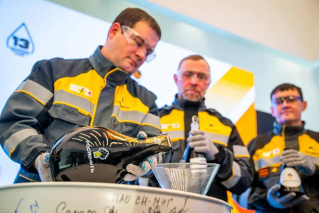 Нефть, торговля, образование: власти ХМАО назвали отрасли, где больше всего не хватает людей