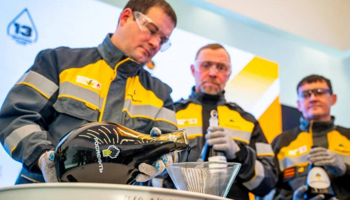 Нефть, торговля, образование: власти ХМАО назвали отрасли, где больше всего не хватает людей