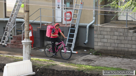 Губернатор ХМАО Кухарук запретил мигрантам работать курьерами