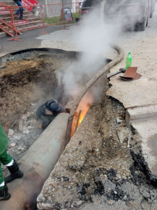 В Тюмени из-за аварии на теплосетях «УСТЭК» в десятках домов отключено отопление, на одной из улиц провалился автомобиль