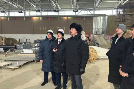 Замгубернатора ХМАО Ислаев проверил строительство соцобъектов и последнего дома для обманутых дольщиков
