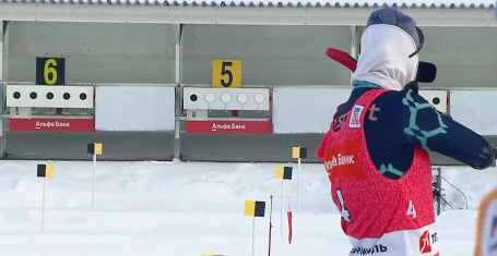 Тюменская биатлонистка Сливко осталась без медали, отстреляв по чужой мишени