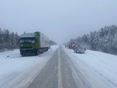 Из-за столкновения фур полностью перекрыто движение на трассе из Ханты-Мансийске