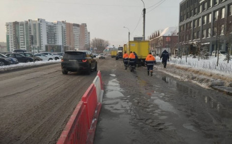 Прорыв трубопровода, затопившего проезжую часть в Тюмени, концессионер объяснил «сезонными подвижками грунта»