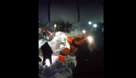 В Лянторе спасатели продолжают разбор снежных завалов у спорткомплекса после гибели ребенка