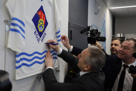 В адаптированном для инвалидов спорткомплексе, который открыл тюменский губернатор Моор, нет пандуса на главном входе