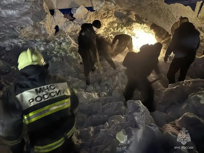 В ХМАО завершили разбор завалов на месте гибели ребенка при сходе снега с крыши