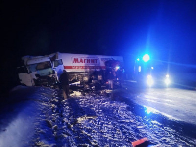 Два смертельных ДТП с фурами парализовали движение на дорогах Тюменской области