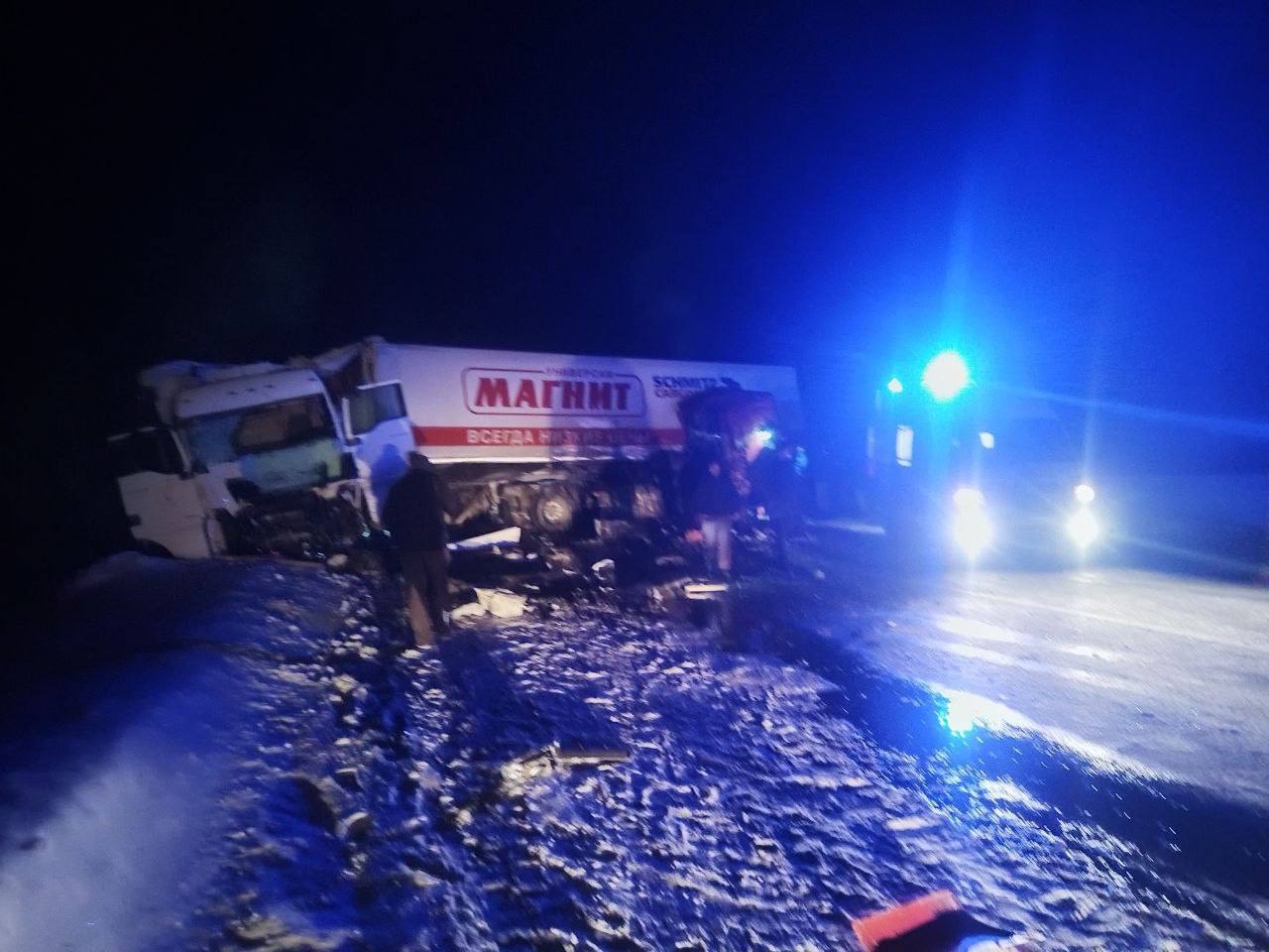 Два смертельных ДТП с фурами парализовали движение на дорогах Тюменской области