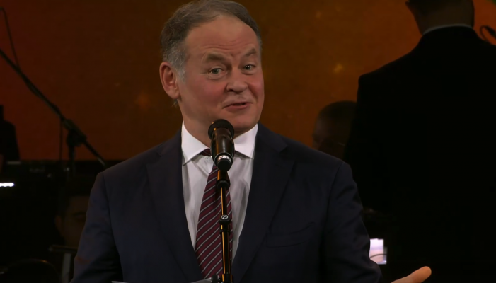 «Слушай, а чего это ты не помогаешь?»