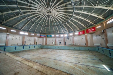 «Ну это же позор»: в правительстве ХМАО потребовали от властей Лангепаса закончить ремонт бассейна, затянувшийся на три года