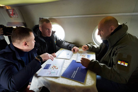 Губернатор ХМАО Кухарук и полпред Жога оценили с воздуха паводковую ситуацию на реках Югры