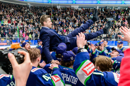 Чемпион ВХЛ из ХМАО остался без главного тренера
